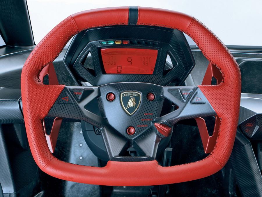 Панель приборов Lamborghini Sesto Elemento 2010 года  (фото 2 из 36)